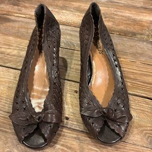Aerosoles peek a bow leather wedge sandals size 7.
